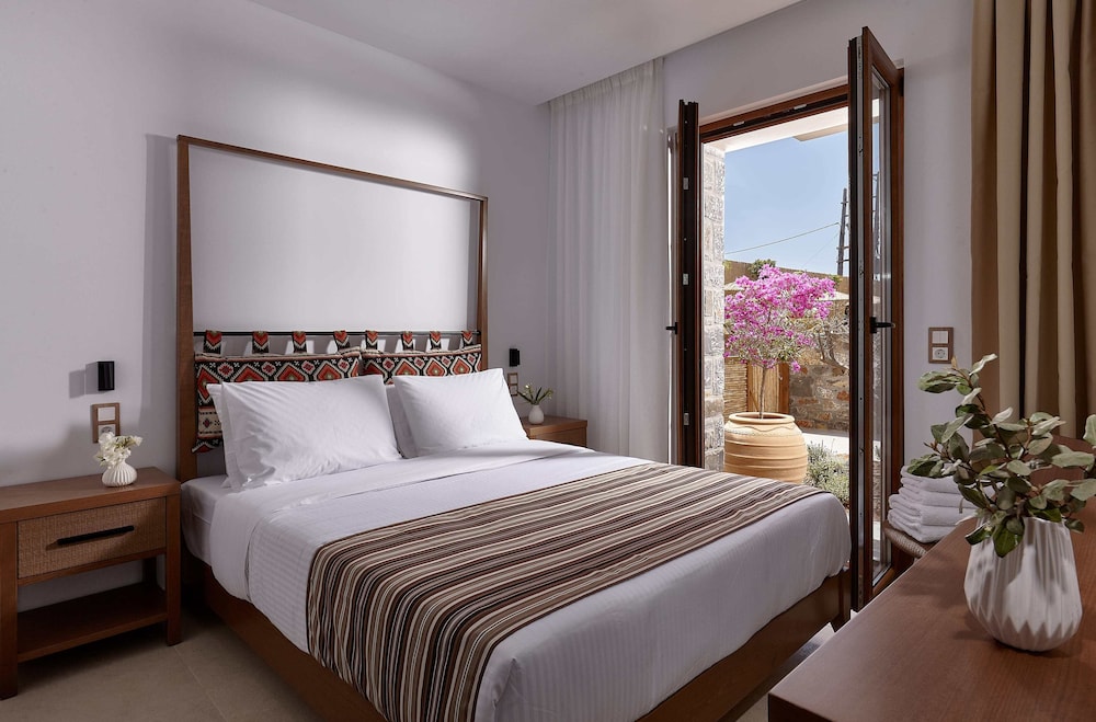 Two Bedroom Villa with Private pool ,Outdoor Hot tub and Garden