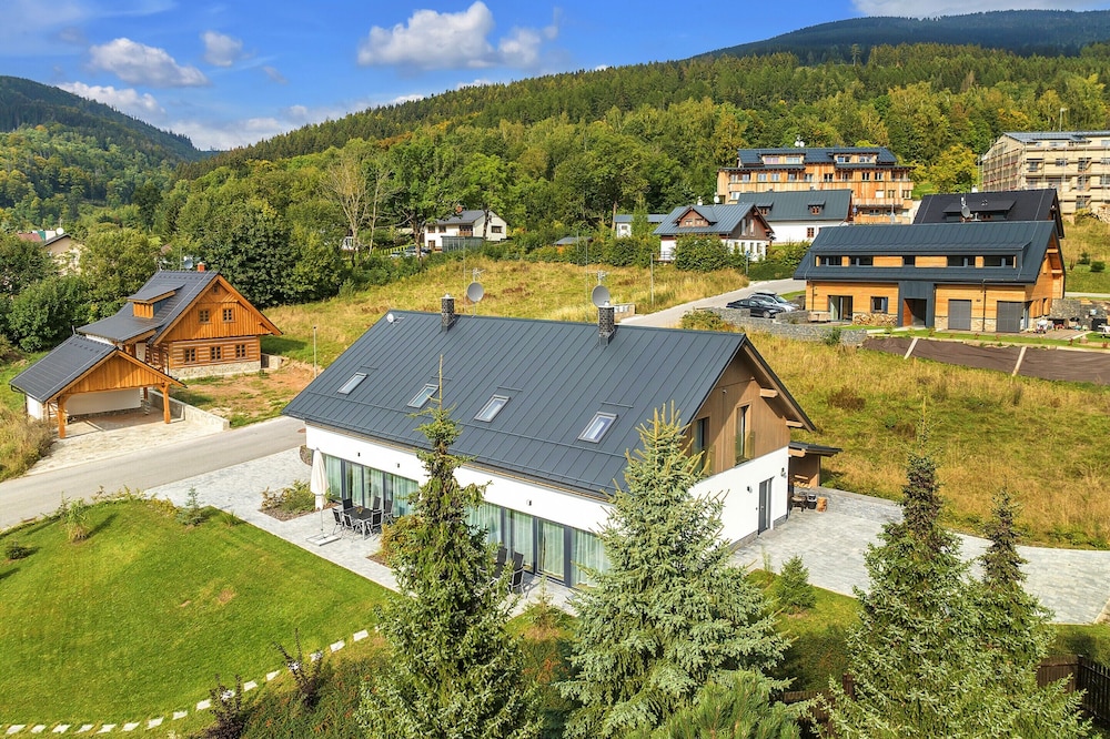 Villa photo 2