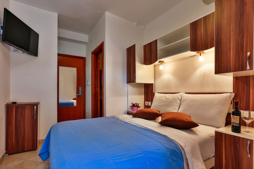 Basic Double Room, 1 Queen Bed, Non Smoking photo 3