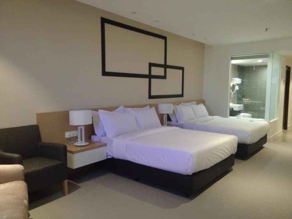 Family Quadruple Room, 2 Queen Beds photo 2