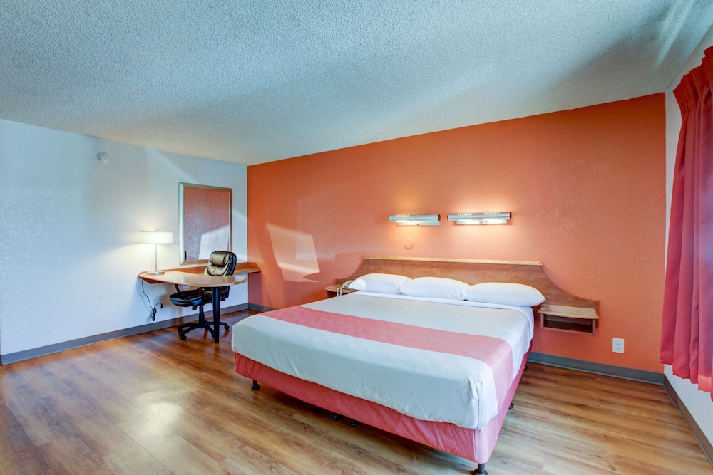 Premium Room, 1 King Bed, Non Smoking, Refrigerator - Photo 3