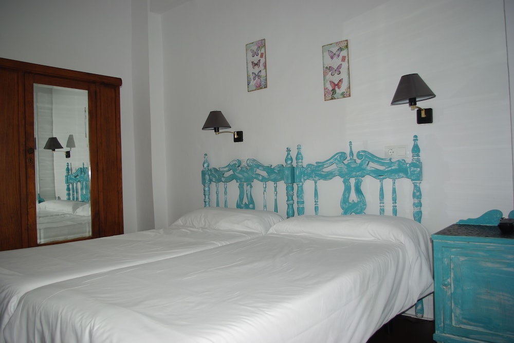 Economy Twin Room, 2 Twin Beds photo 3