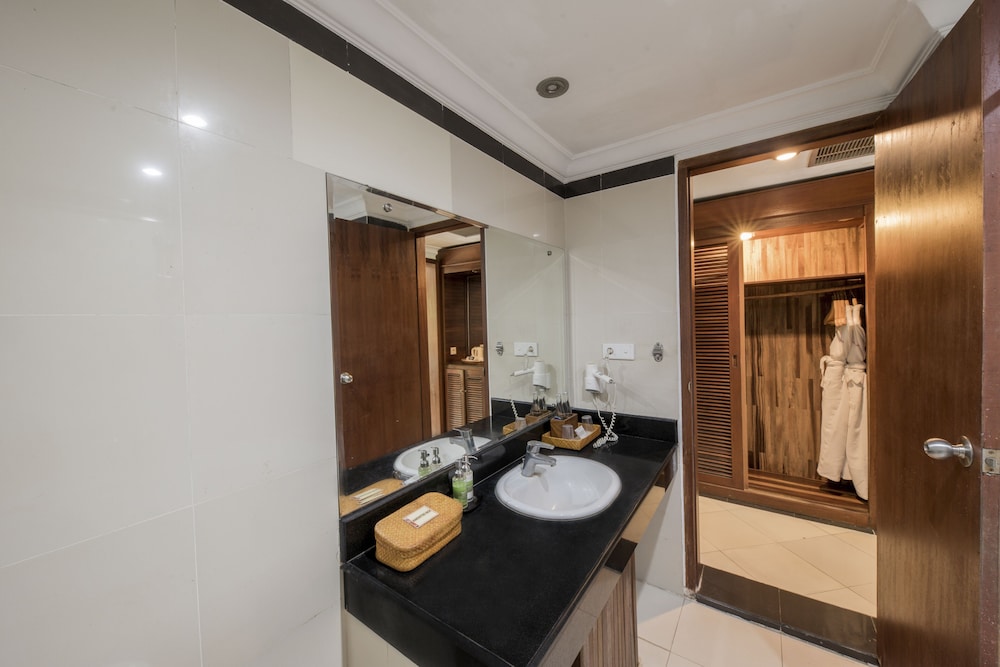 Deluxe Room - Room Only - Photo 18