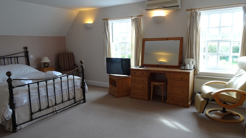 Executive Quadruple Room, 1 Queen Bed with Sofa bed, Bathtub, Garden View photo 1