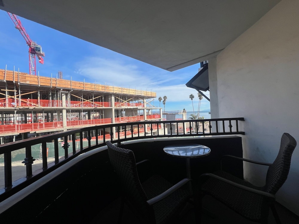 Classic King - Private Balcony - Photo 3