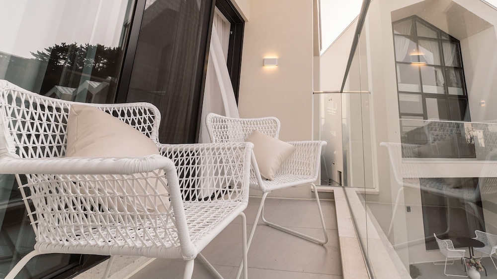 Suite 201