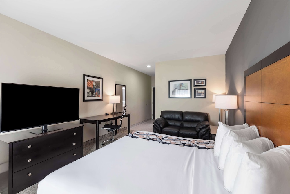 Standard Room, 1 King Bed, Accessible, Refrigerator & Microwave - Photo 2