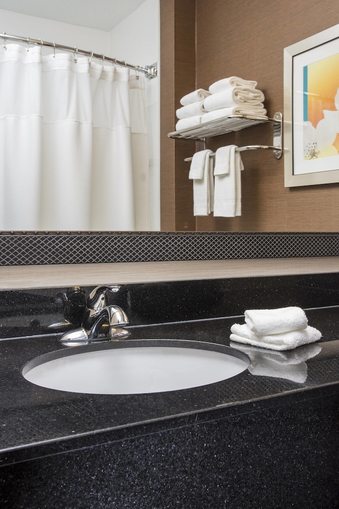 Room, 1 King Bed (Mobility/Hearing Accessible, Tub) - Photo 4