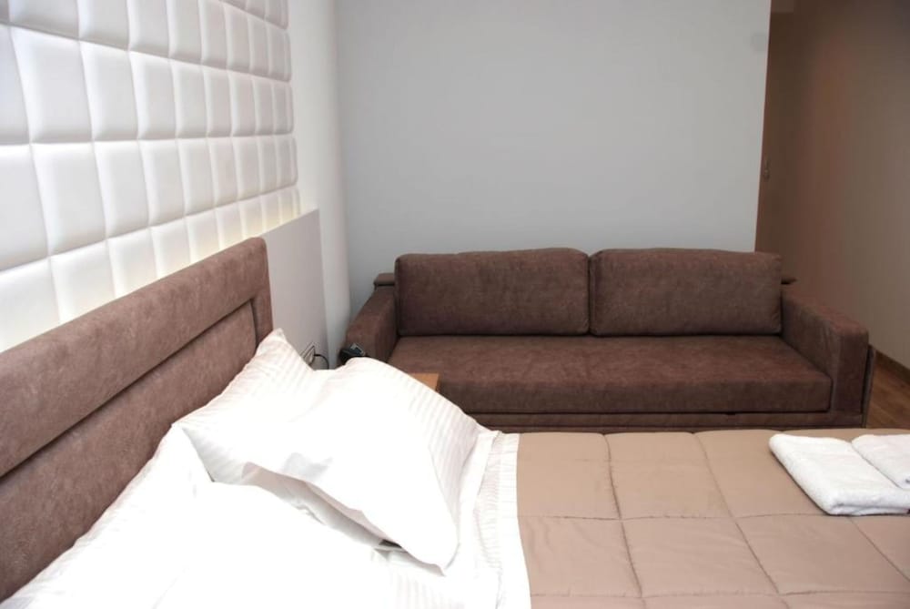 Deluxe Quadruple Room, Pool View