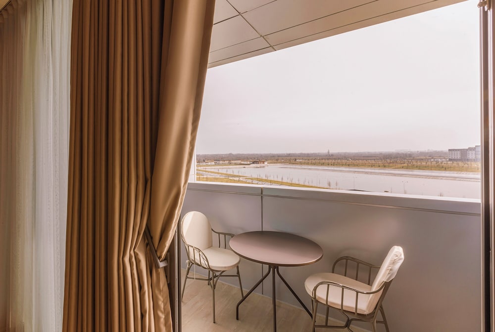 Executive Suite - Photo 4