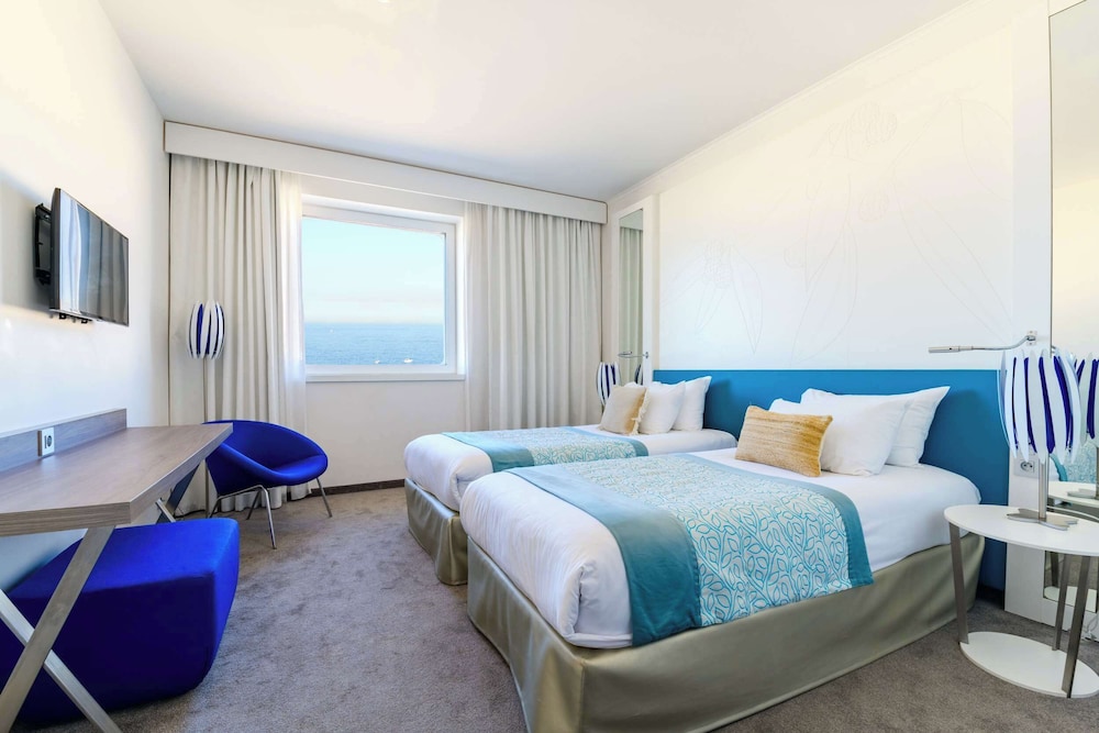 Superior Room, Multiple Beds, Connecting Rooms thumbnail 5