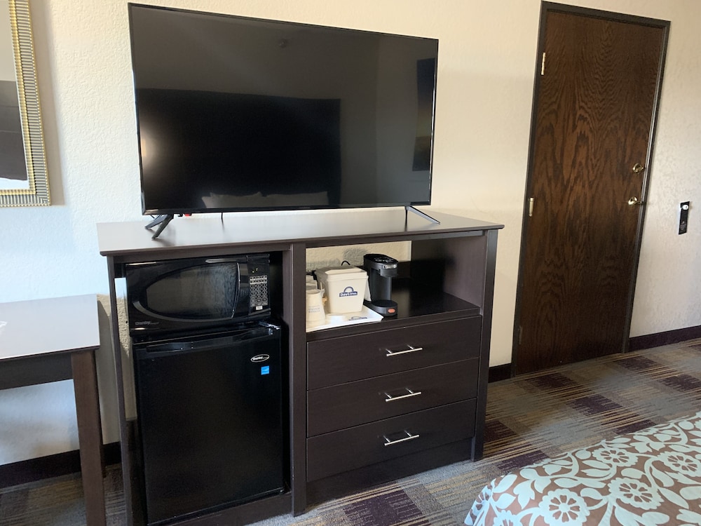 Suite, 1 Queen Bed, Refrigerator photo 2