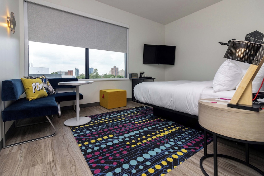 Standard Room, 1 King Bed (Mobility Accessible, Roll-in Shower) photo 1