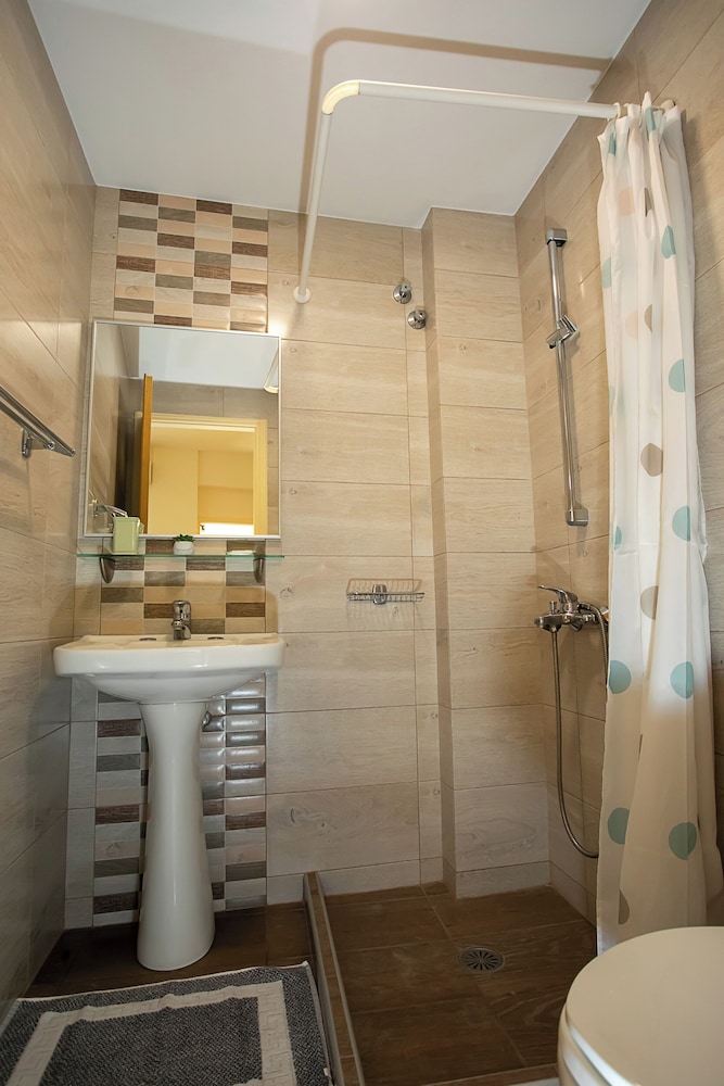 Economy Triple Room, 1 Bedroom, Non Smoking, Terrace photo 3