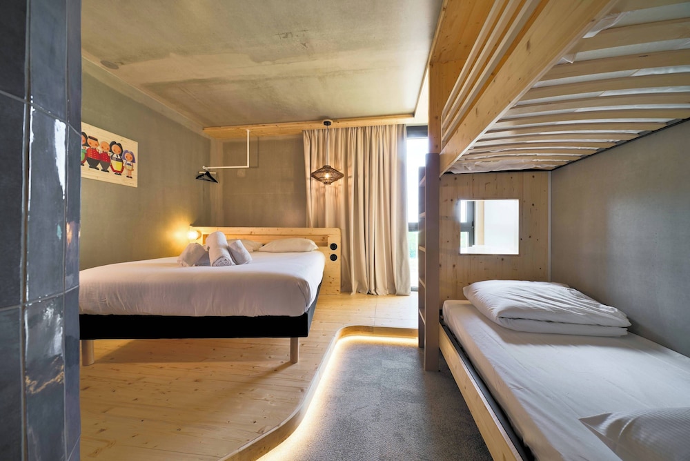 Family Room, Multiple Beds (Pop) - Photo 3