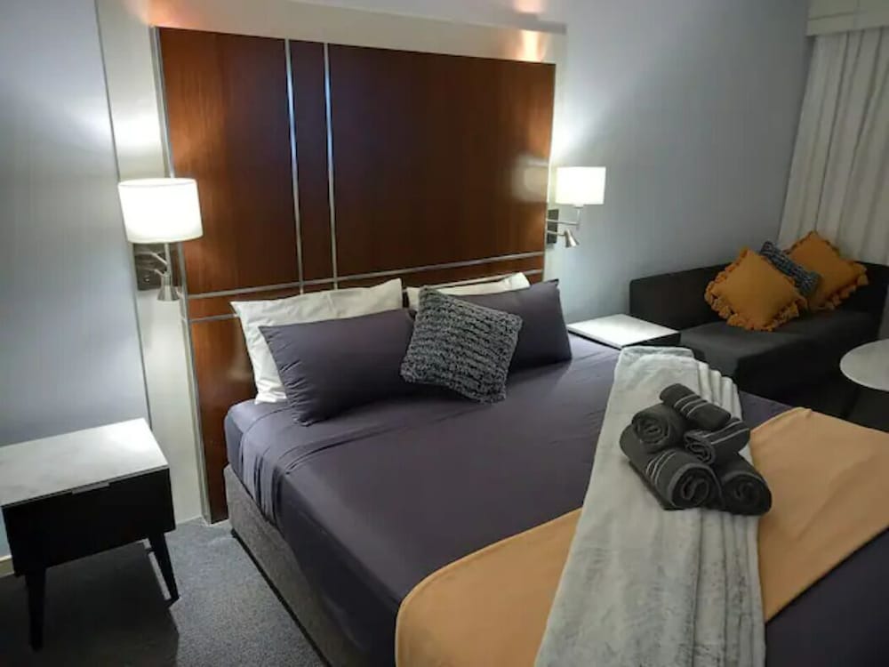 Deluxe Studio Suite, 1 King Bed, Balcony, Ocean View photo 1