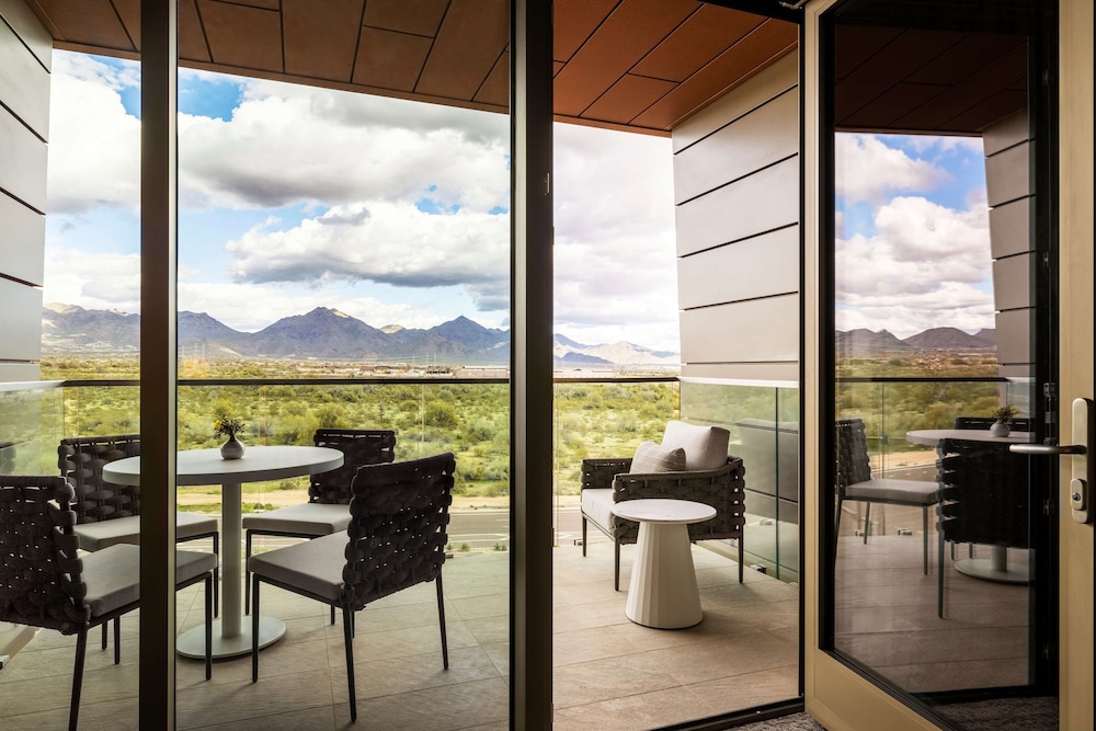 Room, 1 King Bed, Balcony, Mountain View photo 2
