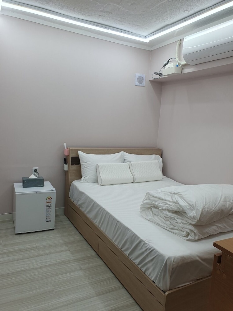 Deluxe Double Room 105 - Photo 1