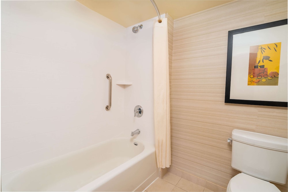 Suite, 2 Bedrooms, Accessible, Bathtub - Photo 6