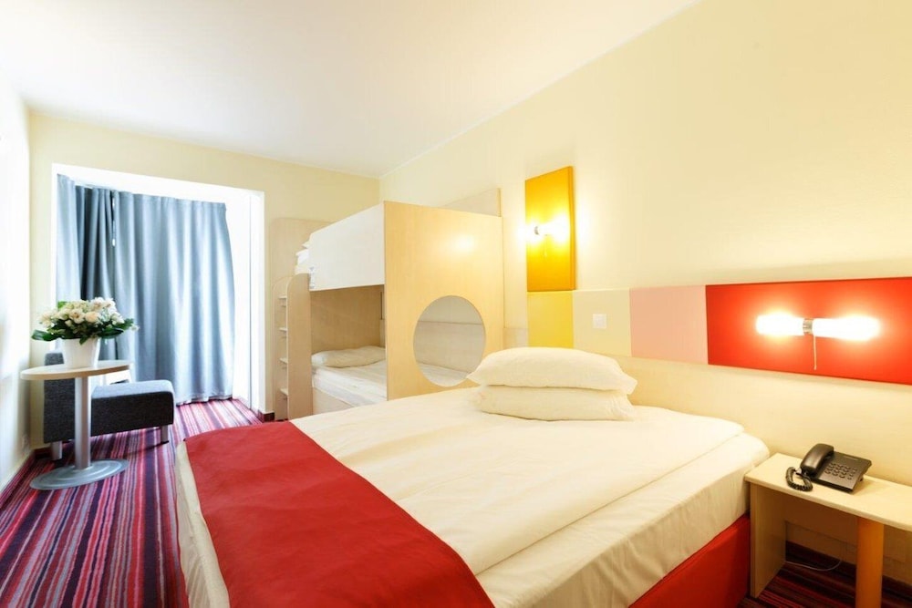 Standard Room, Without Seaview, Queens Bed + Bunk Beds, Air-Condition, Balcony, Nonsmoking