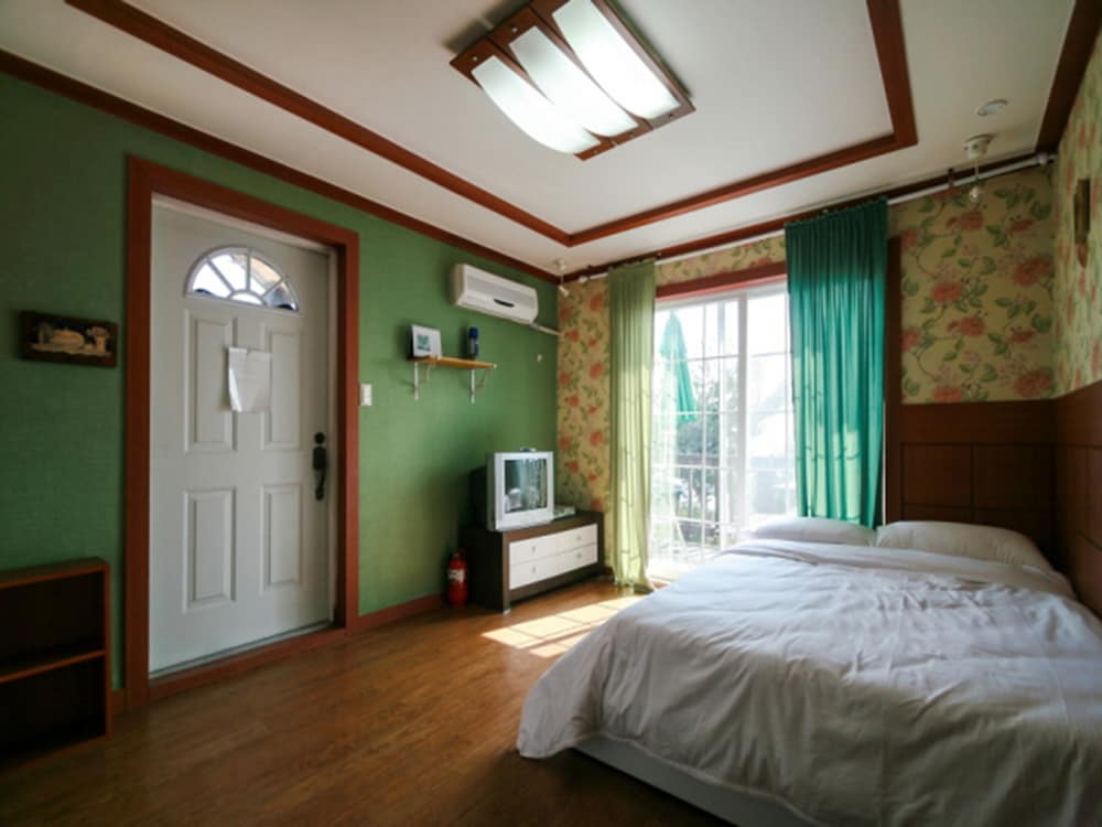Room (Daisy) - Photo 1