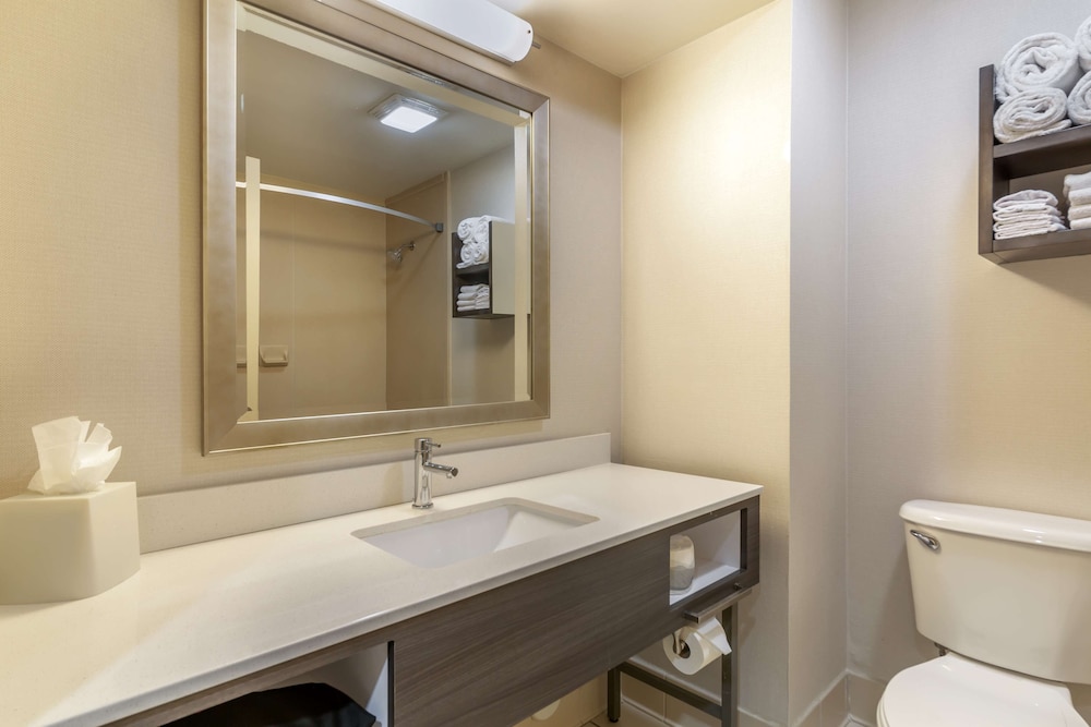 Business Room, 2 Queen Beds, Non Smoking, Refrigerator photo 3