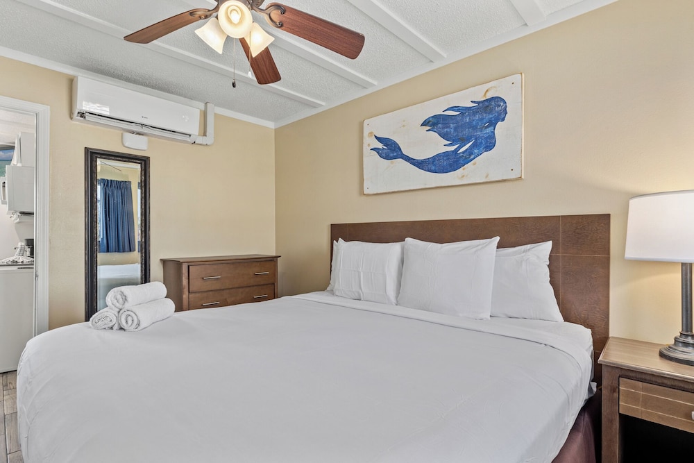 Suíte de 2 quartos, cama king size, 2 camas de casal, sofá-cama, com vista para a piscina no térreo.