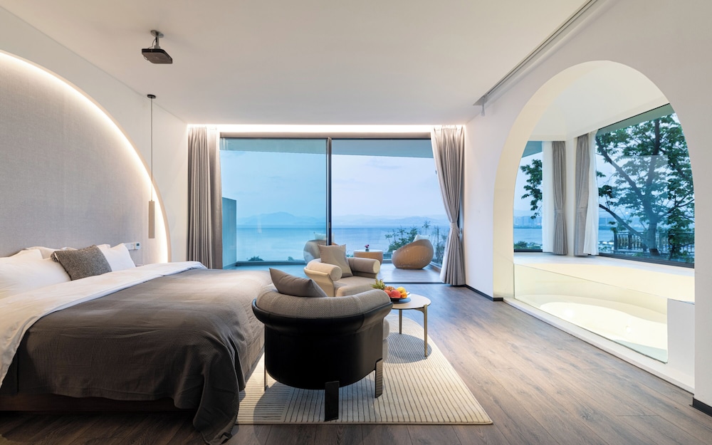 Superior Suite, Garden View photo 2
