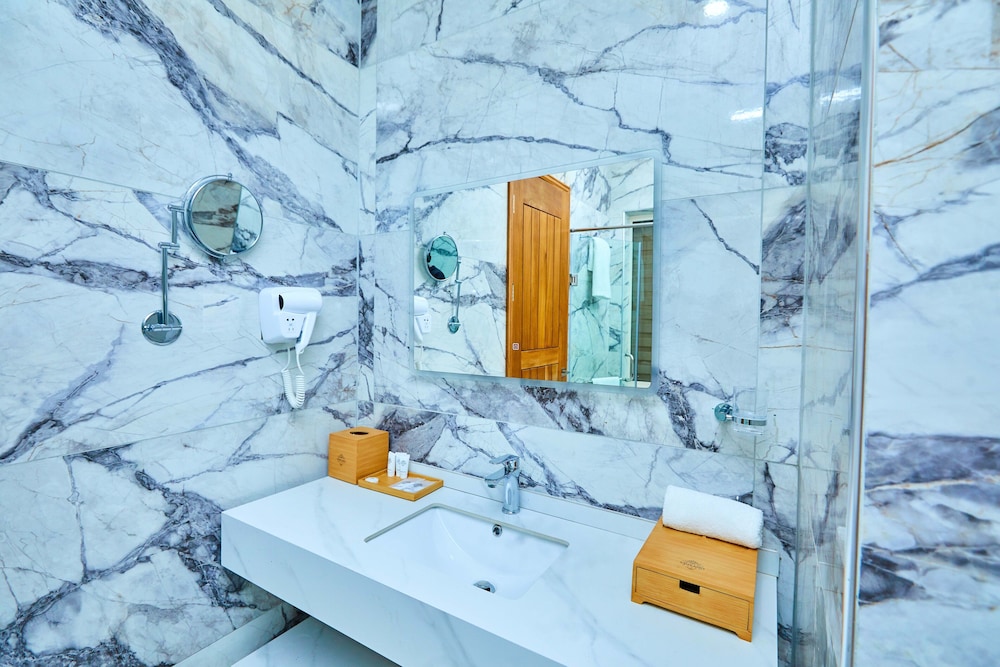 Luxury Twin Room - Photo 16