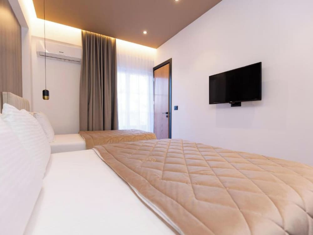 Double Room (Deluxe Family Suite with Balcony) photo 2