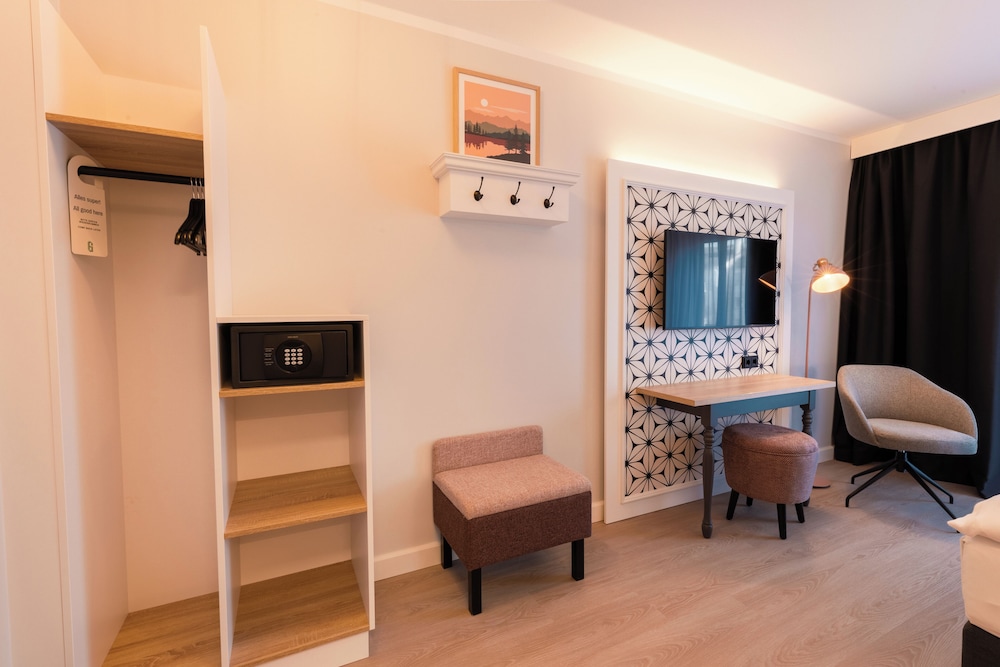 Standard Room, 1 Queen Bed