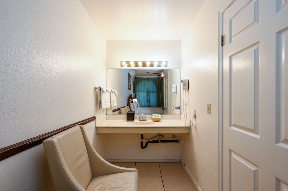 Superior Quadruple Room, Accessible, Private Bathroom (ADA- 2 Queens) photo 2