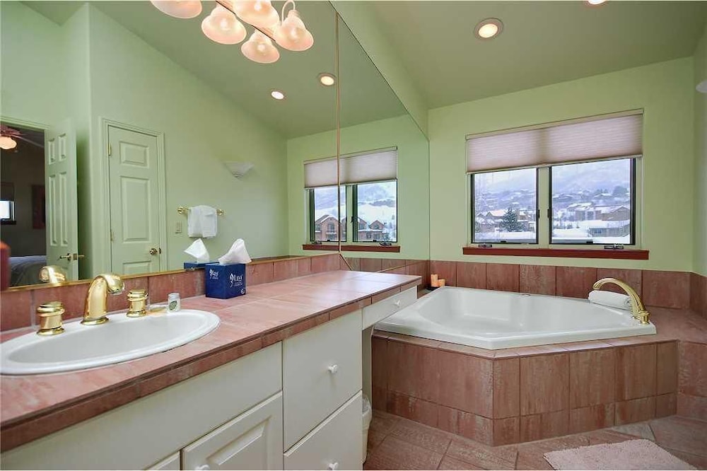House, Multiple Beds (Iron Oak Duplex I) photo 3