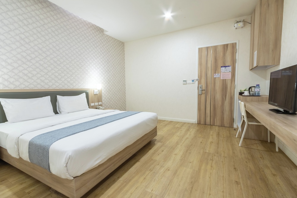Deluxe Double Room, No Windows photo 3