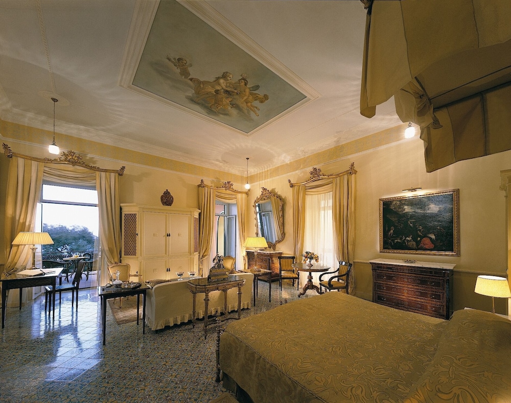 Suite, Sea View (Pavarotti)