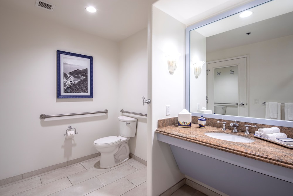 Room, 2 Queen Beds, Roll-in Shower, Garden View (Universal Express Unlimited^ included) thumbnail 5