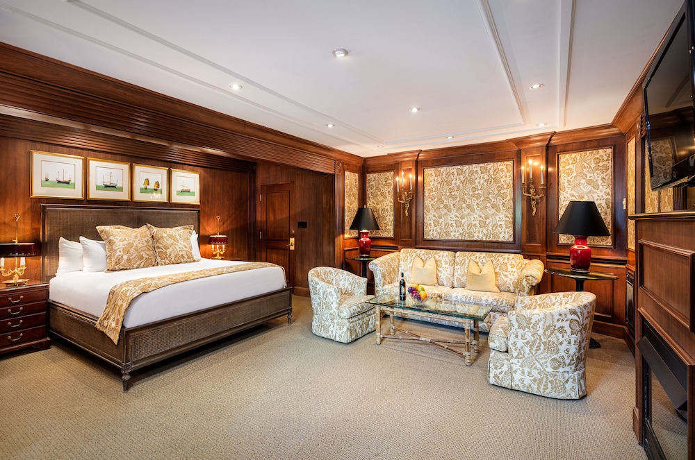 Superior Room, 1 Bedroom, Jetted Tub, Courtyard View