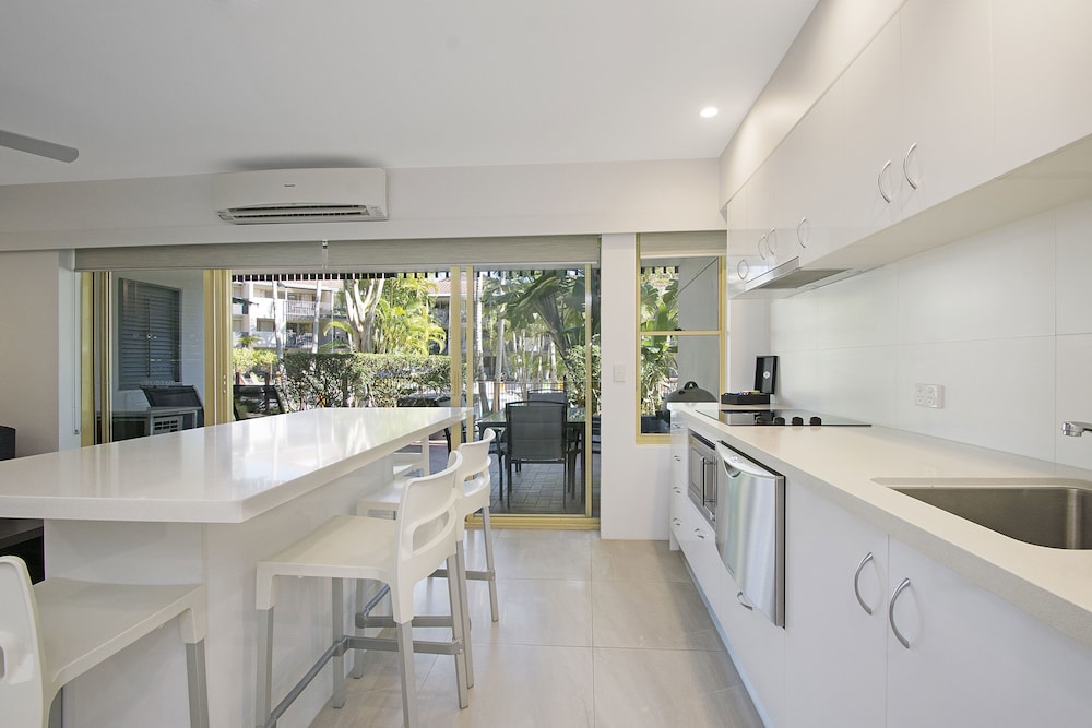 Two Bedroom Poolside Apartment - Photo 11