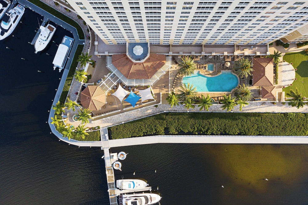Deluxe Room, 1 King Bed, Marina View (Balcony) - Photo 4