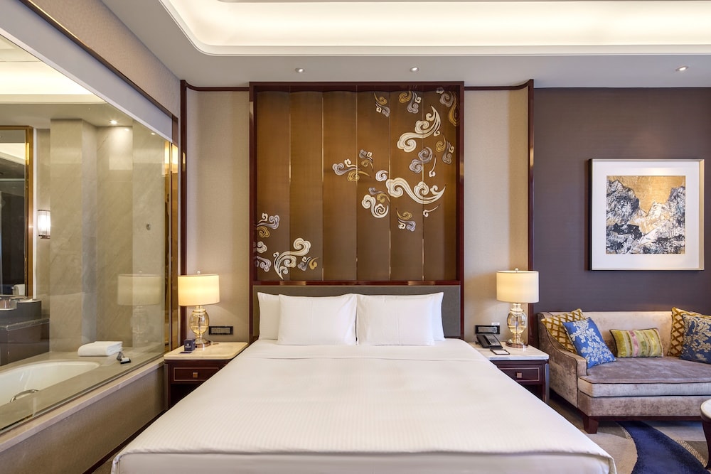 Executive Room, 1 King Bed, Lake View photo 2