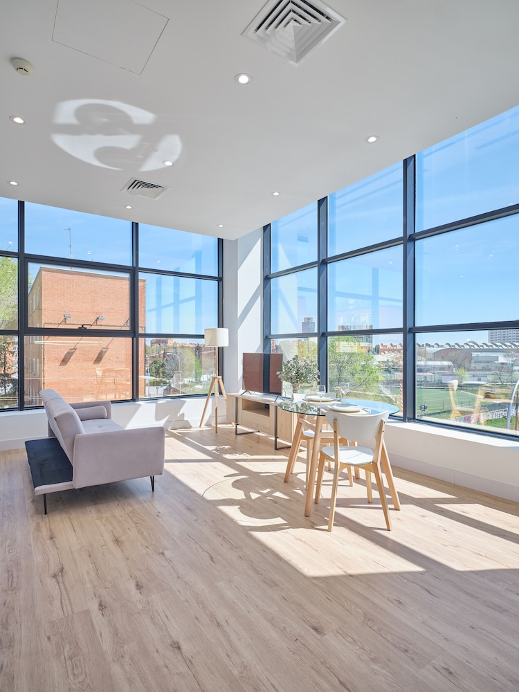 Business Suite - Photo 6