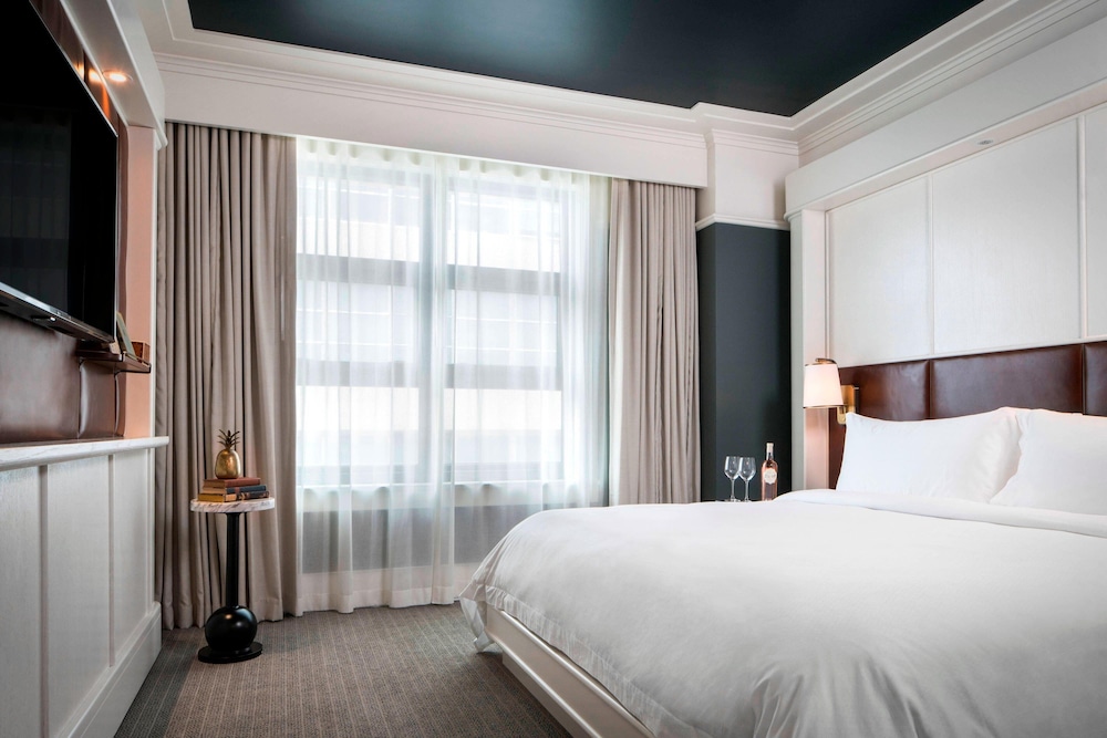 Standard Room, 1 King Bed (Mobility/Hearing Access, Roll-in Shwr) thumbnail 5