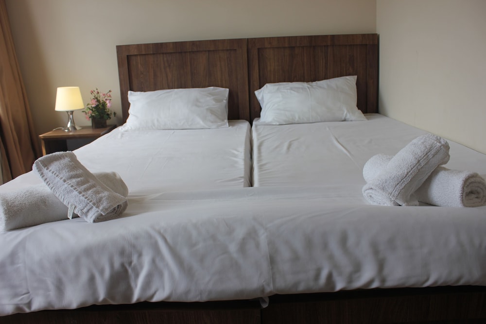 Economy Twin Room, Mountain View photo 2