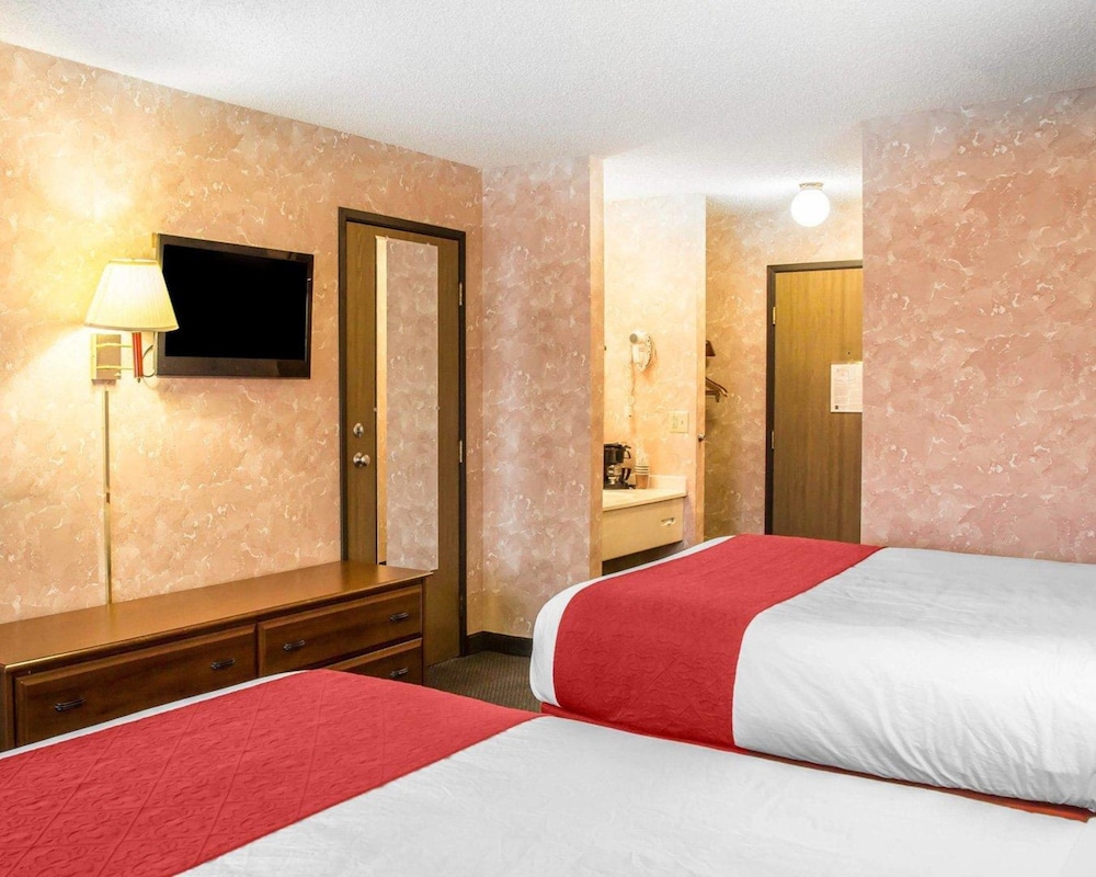Standard Room, 2 Queen Beds, Non Smoking - Photo 8