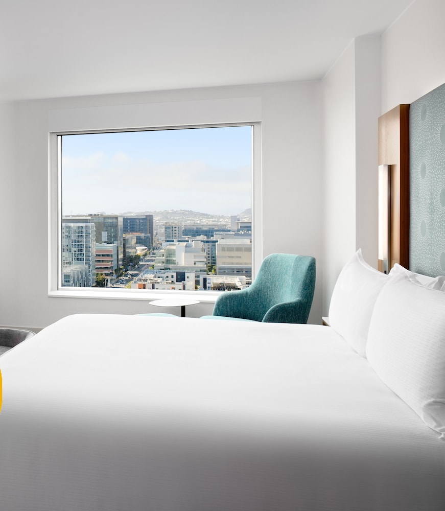Premier Room, 1 King Bed, High Floor (Corner) - Photo 1