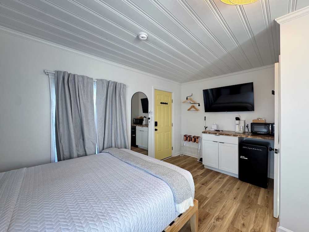 Comfort Studio Suite, 2 Queen Beds, Partial Ocean View, Beachfront