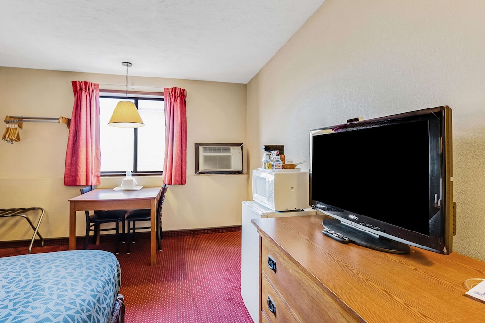 Standard Room, 1 King Bed, Non Smoking - Photo 2