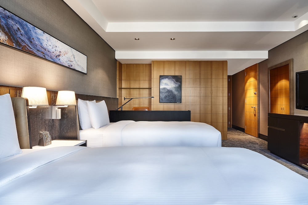 Premium Room, 2 Twin Beds, Accessible (Walk-in Shower) - Photo 2