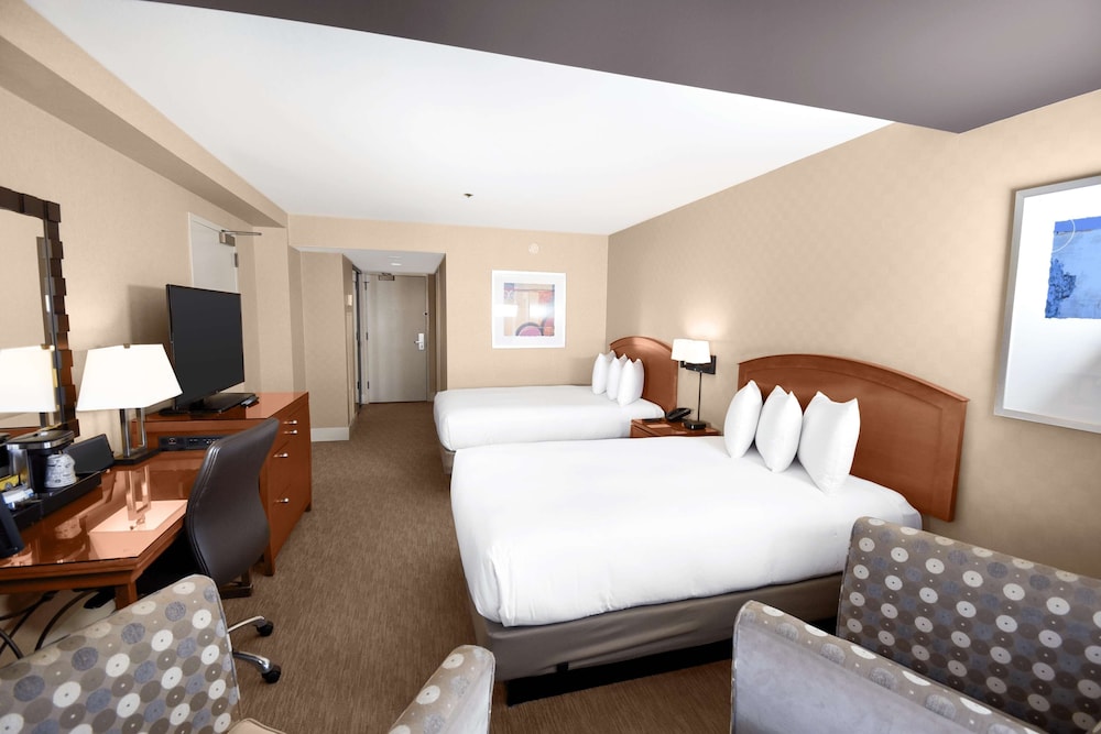 Deluxe Room, 2 Double Beds, Accessible, Corner (Mobility, Hearing, Roll-In Shower) - Photo 2