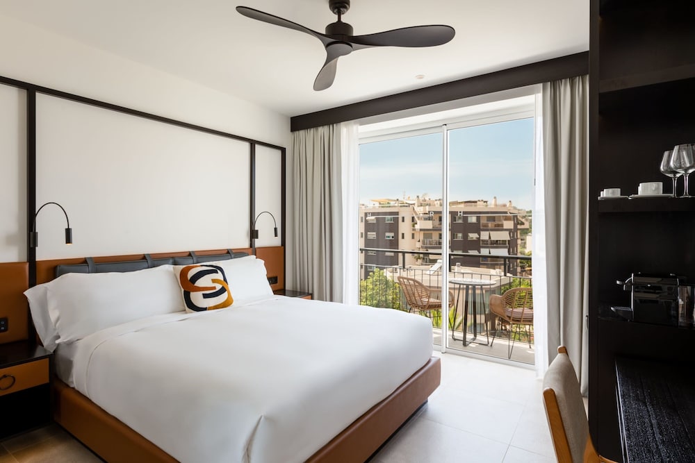 Deluxe Room, 1 King Bed, Balcony - Photo 8